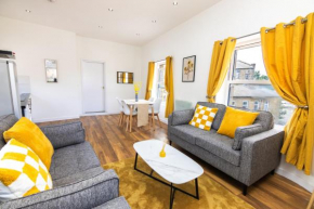 Stylish 2 bedroom apartment next to Train Station